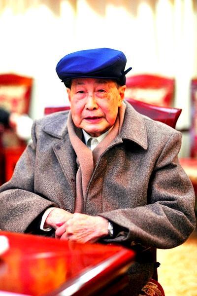 点击图片翻到下一页>> 国内外近三千学子贺信贺电庆祝著名化学家湖南师大教授百岁寿辰